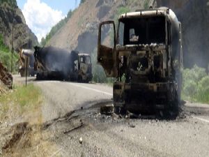 PKK rahat durmuyor: İş makinelerini ateşi verdiler...