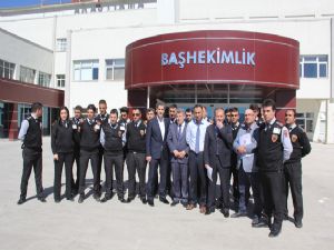 Hastaneyi bastı güvenlikçileri darp ettiler...