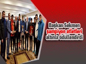 Başkan Sekmen şampiyon atletleri altınla ödüllendirdi