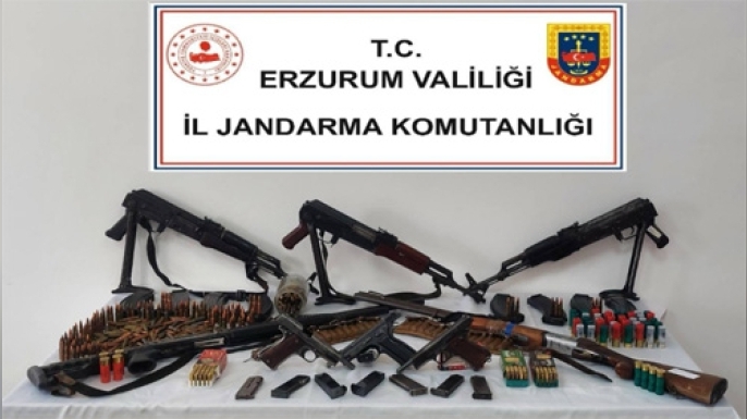 Jandarmadan Karayazı'da operasyon... Çok sayıda silah ele geçirildi...