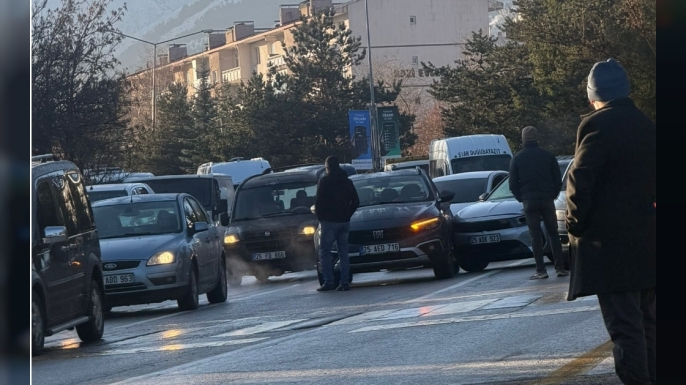 Erzurum'da yollar buz pistine döndü...