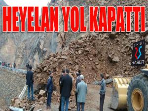 İspirde heyelan yol kapattı...