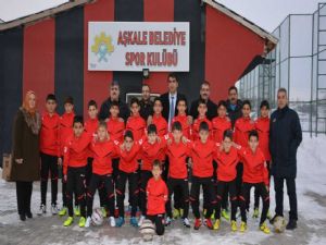 Genç sporculara malzeme desteği