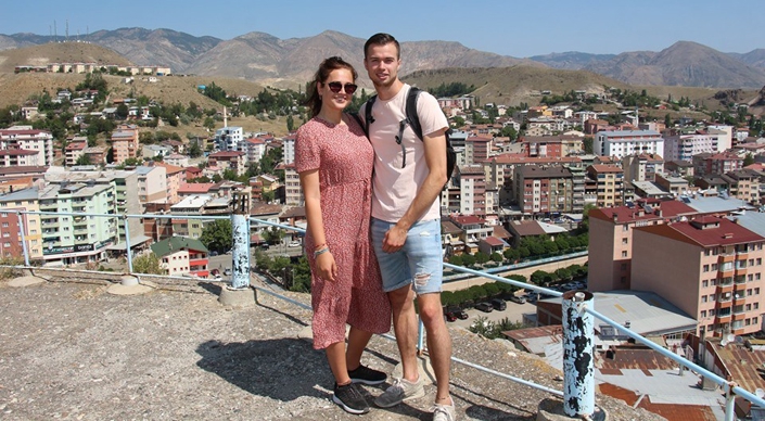 Hollandalı turistler Oltu’ya hayran kaldı