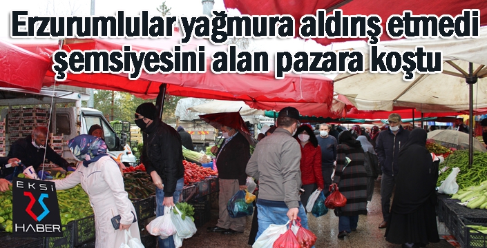 Erzurumlular yağmura aldırış etmedi, şemsiyesini alan pazara koştu